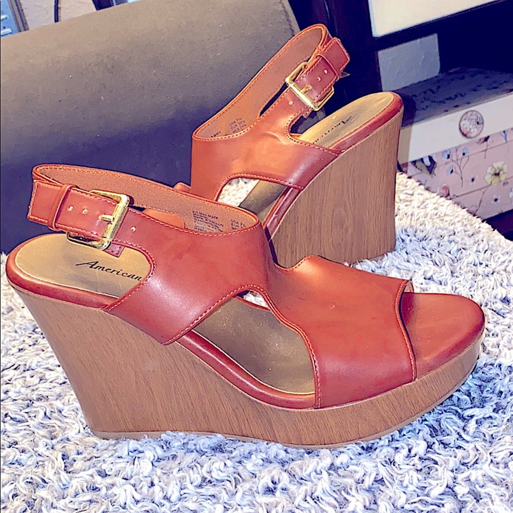 2 women’s American eagle wedges